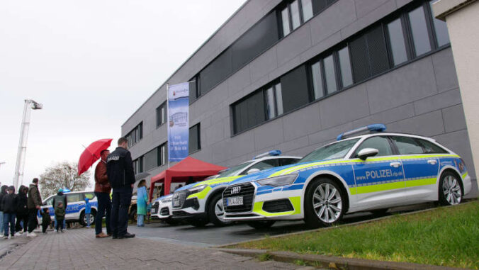 Die Polizei und ihre Kooperationspartner präsentieren sich mit einer Vielzahl an Angeboten. Interessierte konnten sich beispielsweise auch in ein Polizeiauto mit Elektroantrieb setzen. (Foto: Polizei RLP)