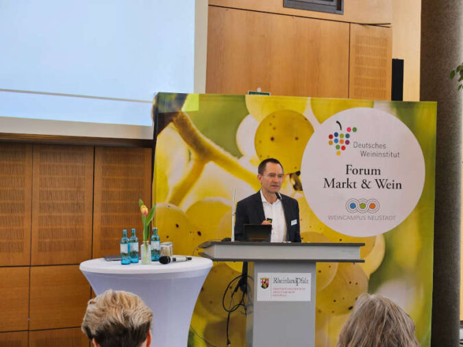 Prof. Dr. Marc Dreßler während seines Vortrags (Foto: DWI)