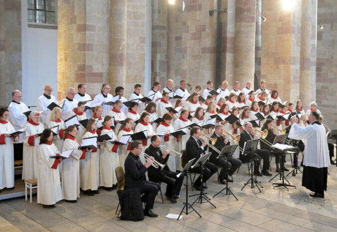 Der Speyerer Domchor und die Dombläser beim Pfingstfest 2023 (Quelle: Dommusik Speyer / Foto: Klaus Landry)