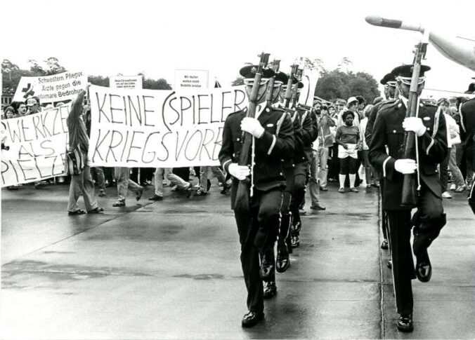 Im August 1983 demonstrierten Friedenaktivisten während des Flugtages auf der Air Base Ramstein. (Foto: Thomas Brenner, Fotoarchiv DCR)