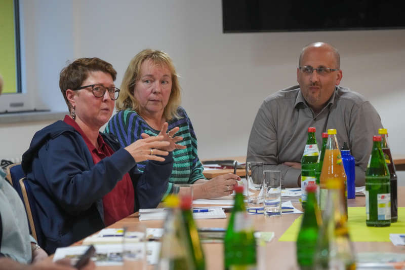 v.l.: Heike Zinsmeister, Pia Neumann und Bürgermeister Gernot Kuhn (Foto: Holger Knecht)