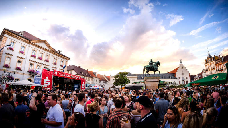 Feststimmung auf dem Landauer Sommer in der Pfalz (Foto: Joshua Mack / Pfalz Touristik e.V.)
