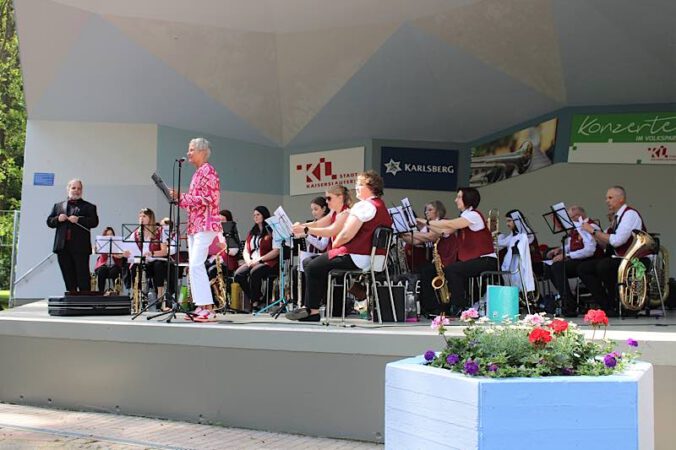 Oberbürgermeisterin Beate Kimmel eröffnete bei schönstem Sonnenschein die diesjährige Volksparkkonzertreihe im blauen Musikpavillon. (Foto: Stadt Kaiserslautern)