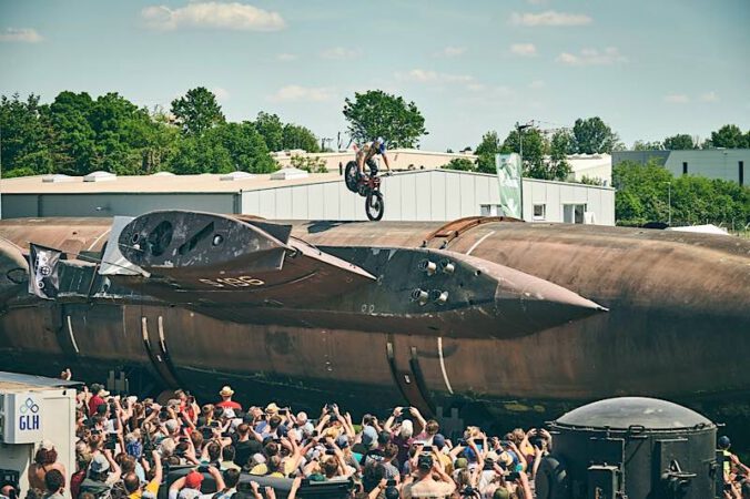 Das im wahrsten Sinne des Wortes größte Highlight war die Drehung des Unterseebootes U17 und die Stunts von Red Bull Trial Fahrer Adrian Guggemos auf dem gedrehten U-Boot. (Quelle TMSNHSP)