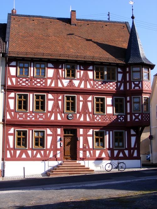 Das prächtige Zunfthaus in der Lambrechter Wallonenstraße, in dessen Gewölbekeller sich einst die Blaufärberei befand. (Foto: Gerald Lehmann)