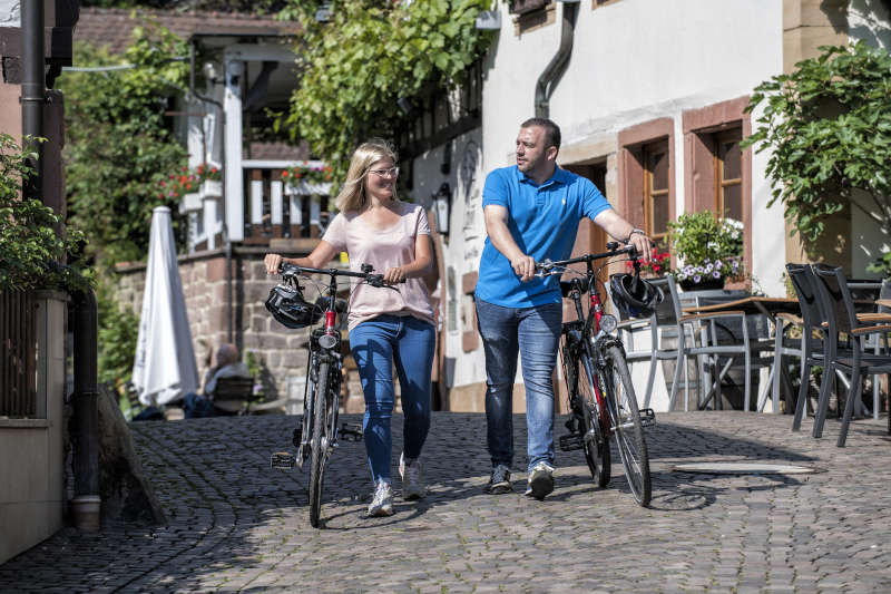 Radfahrer in der Winzergasse Gleiszellen (Foto: loriantrykowski.com, Pfalztouristik e.V.)