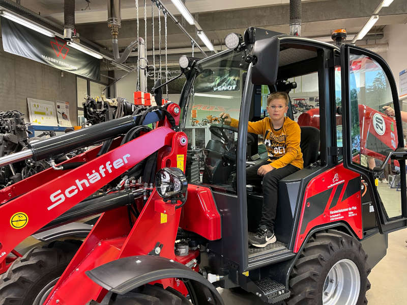 Junger Besucher auf dem E-Radlader in der Werkstatt der Land- und Baumaschinenmechatroniker (Foto: Handwerkskammer der Pfalz)