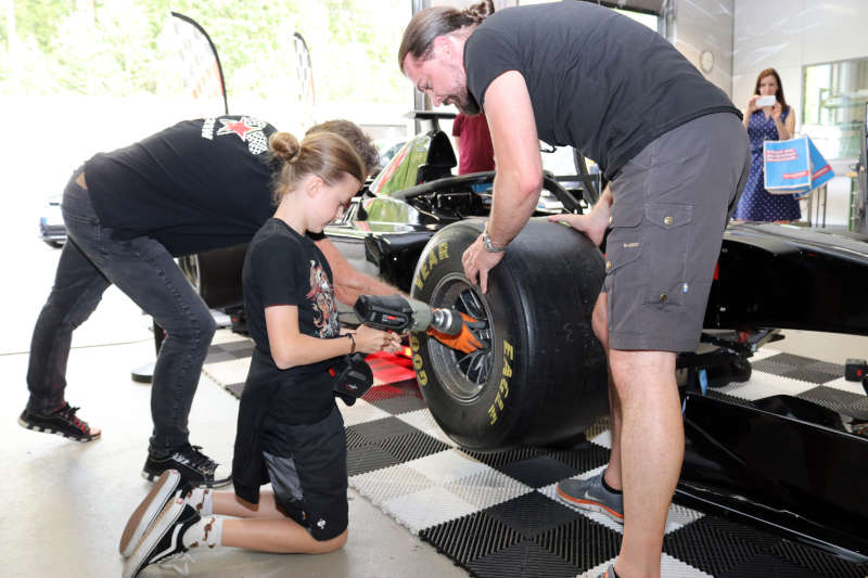 In der Kfz-Werkstatt: Reifen wechseln wie bei der Formel 1 (Foto: Handwerkskammer der Pfalz)
