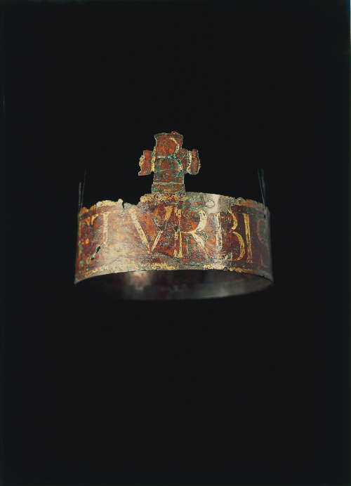 Die Grabkrone des salischen Kaisers Konrad II., 1039, ist aus Kupfer und teilweise vergoldet. Sie ist an der Stirnseite mit einem Kreuz und seitlich sowie an der Rückseite mit drei stilisierten Lilien verziert. (Bildnachweis: Dom- und Diözesanmuseum im Historischen Museum der Pfalz Speyer / Hans-Georg Merkel)