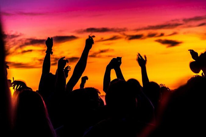 Symbolbild Party (Foto: Unsplash/Luca Iaconelli)
