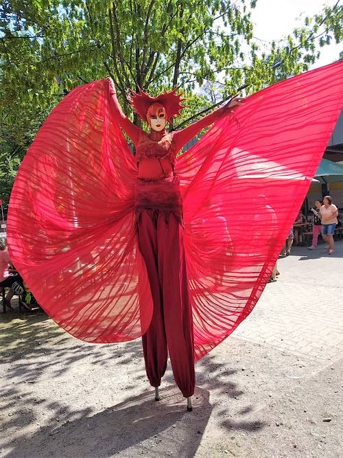 Stelzenläufer beim Rettichfest (Foto: Stadtverwaltung Schifferstadt)
