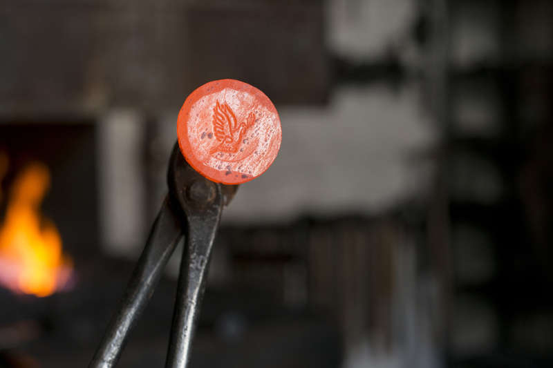 Die Nagelköpfe zeigen das Logo der Aktion, eine Friedenstaube mit dem Wort „Peace“ (Quelle: Hohe Domkirche Köln, Dombauhütte; Foto: Jennifer Rumbach)