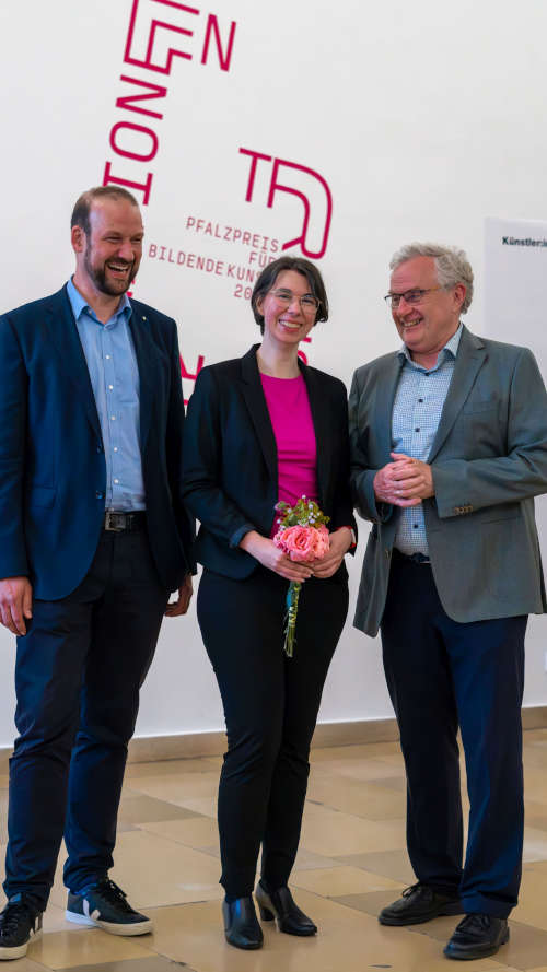 mpk-Direktor Steffen Egle, Kuratorin Denise Kamm und Bezirkstagsvorsitzender Theo Wieder (Foto: Philip Nicolai, mpk)