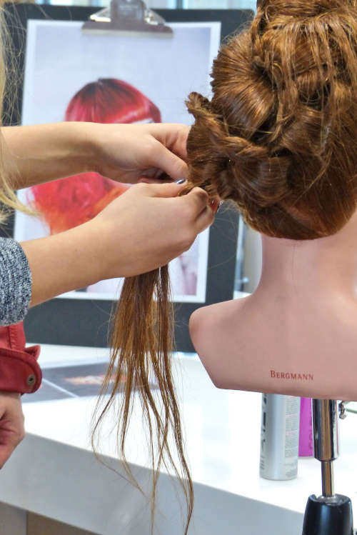 Mit geschickter Hand: angehende Friseurmeisterinnen und -meister präsentieren ihr Können (Foto: Bezirksverband Pfalz)