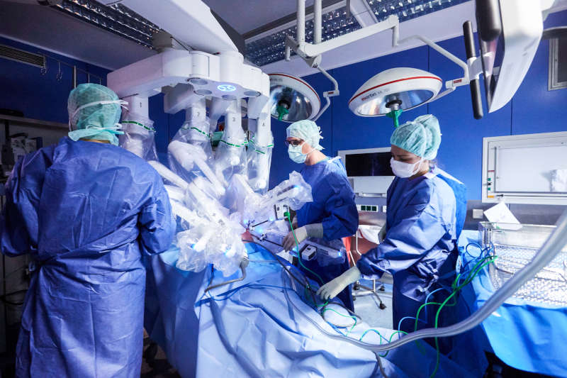 Ein großes Highlight bei der Eröffnung im 42: Der OP-Roboter Da Vinci, den Besucher selbst ausprobieren können. (Foto: Westpfalz-Klinikum Kaiserslautern)