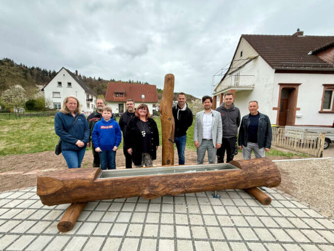 Manuel Steinbrenner (dritter von rechts) eröffnete die diesjährige Brunnensaison am Holzbrunnen in Hohenecken und bedankte sich bei allen am Brunnenbau Beteiligten (Foto: Stadtverwaltung Kaiserslautern)
