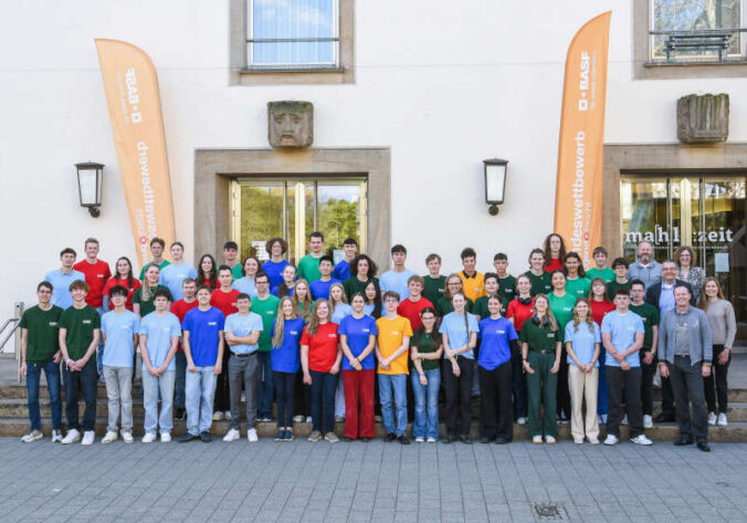 Gruppenfoto der Teilnehmerinnen und Teilnehmer und des Organisationsteams des 60. Landeswettbewerbs "Jugend forscht" Rheinland-Pfalz vor dem BASF Feierabendhaus (Foto: BASF SE)