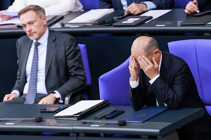 Bundeskanzler Olaf Scholz sitzt nach der Abgabe einer Regierungserklärung neben Finanzminister Christian Lindner (Foto: Clemens Bilan)