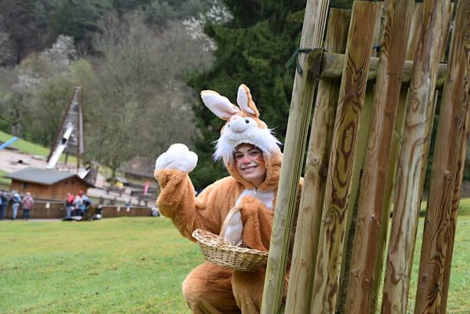 Der Osterhase des Wild- und Wanderparks Südliche Weinstraße hat für die Besucherinnen und Besucher etwas im Körbchen. (Foto: WWP)