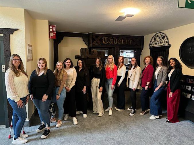 Foto der Miss Strohhut-Kandidatinnen aus dem vergangenen Jahr. 2024 setzte sich Isis Jendahl (vierte von rechts) durch (Foto: Pressestelle FT)