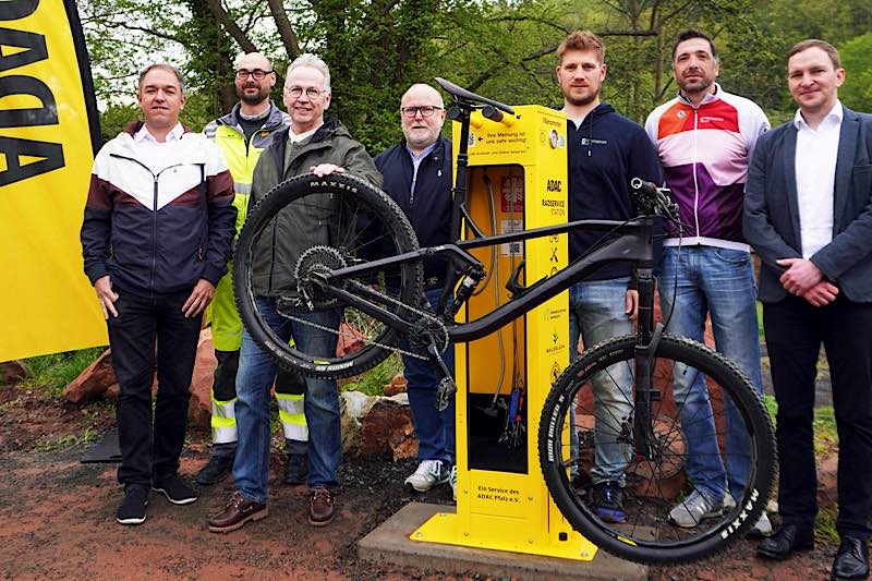 Offizielle Einweihung der ADAC Radservice-Station in Sippersfeld (v.l.n.r.): Christian Weinkauff, Geschäftsführer ADAC Pfalz e.V., Kevin Mayer, ADAC Pannenhelfer, Rainer Guth, Landrat Donnersbergkreis, Rudolf Jacob, Bürgermeister der Verbandsgemeinde Winnweiler, Christopher Dech und Andreas Faul, 1. und 2. Vorsitzender Mountainbike Donnersberger Land e.V., Sascha Schläfer, Beigeordneter der Ortsgemeinde Sippersfeld (Foto: ADAC Pfalz)