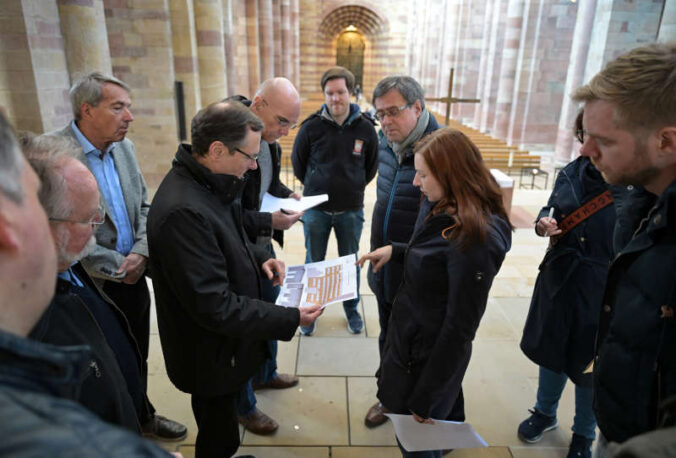 Dombaumeisterin Hedwig Drabik erklärt den Aufbau des neuen Chorpodestes (Quelle: Domkapitel Speyer, Foto: Klaus Landry)