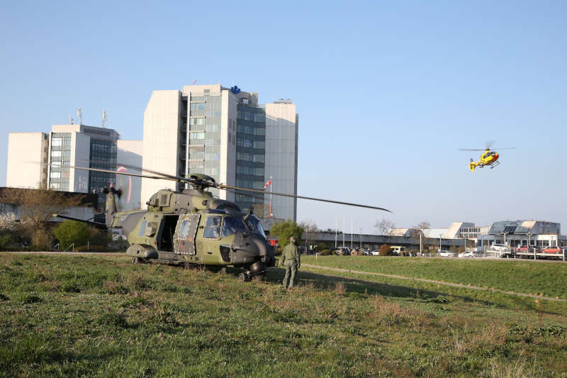 Für den Workshop „Einsatztaktik“ landete der Großraum-Transporthubschrauber NH90 der Bundeswehr an der BG Klinik Ludwigshafen. Bei dieser Übung ging es um das logistische Handling in Großschadenslagen sowie das Be- und Entladen von Großraum-Transportmitteln. (Foto: BG Klinik Ludwigshafen / Geir Dillan)