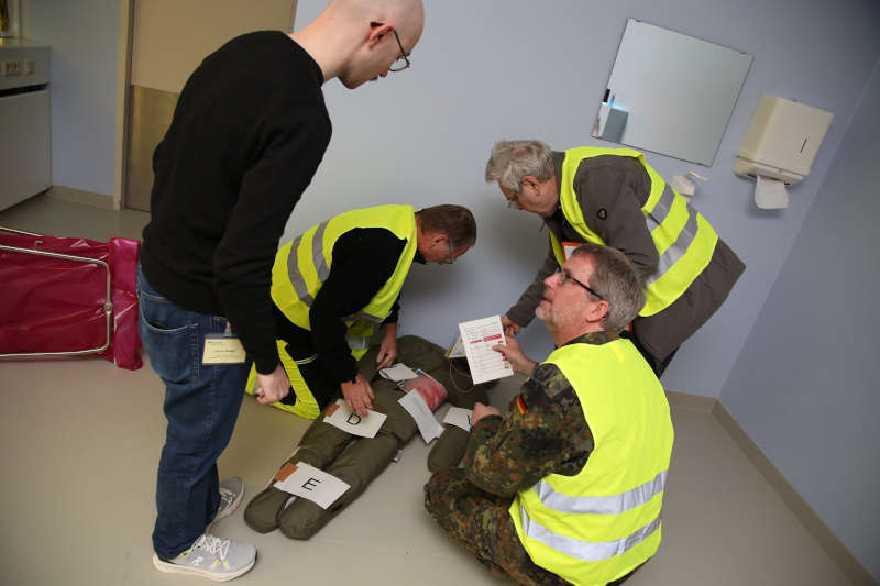 Viele Verletzte, begrenzte Behandlungskapazitäten: In Großschadenslagen kann das medizinische Personal mithilfe einer Sichtung schneller entscheiden, wer welche Behandlung benötigt. (Foto: BG Klinik Ludwigshafen / Geir Dillan)