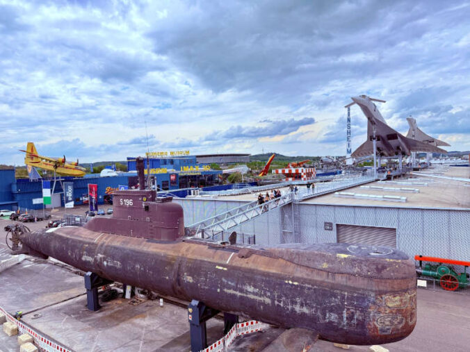 Der Einstieg in das U-Boot erfolgt über das Dach der Halle 2 des Museums. Von dort gelangen die Besucher über eine eigens dafür installierte Brücke und eine Aufstiegsleiter direkt in das Innere des Bootes. (Quelle TMSNHSP)
