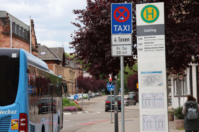 An der Bushaltestelle Südring ist freitags und samstags von 22 bis 4 Uhr ein zusätzlicher Taxistand eingerichtet. (Quelle: Stadt Landau)