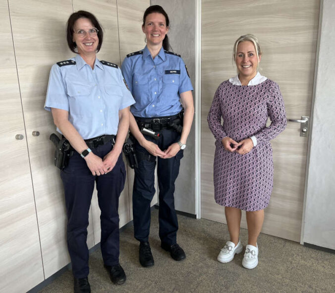 Tanja Huber (links) und Sinah Behne mit Landrätin Dr. Susanne Ganster (Foto: Kreisverwaltung Südwestpfalz)