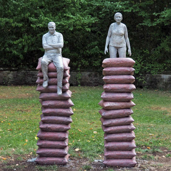 Auch „Götz und Gisela“, Betonobjekte von Birgit Feil, Stuttgart, sind dieses Jahr im Skulpturengarten zu entdecken. (Foto: privat)