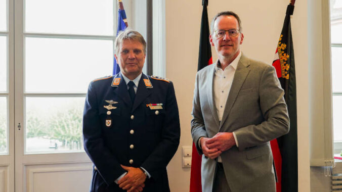 Innenminister Michael Ebling begrüßt den neuen Kommandeur des Landeskommandos RLP, Oberst Michael Trautermann. (Foto: Innenministerium RLP)
