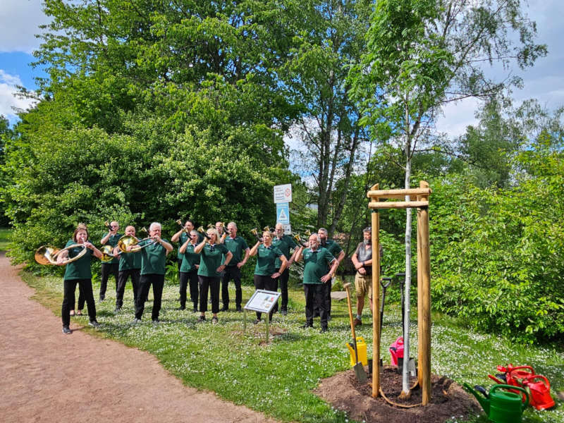 Die Aschbachthaler gaben dem frisch gepflanzten Baum ein Ständchen mit auf den Weg. (Foto: Stadt Kaiserslautern)
