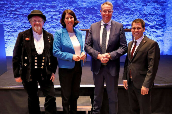 v.l.: Präsident Dirk Fischer, Wirtschaftsministerin Daniela Schmitt, Ministerpräsident Alexander Schweitzer, Hauptgeschäftsführer Dr. Till Mischler (Foto: melhubach photographie)