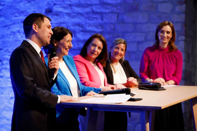 v.l.: Daniela Bublitz (r.) moderiert die Talkrunde mit Dr. Till Mischler, Ministerin Daniela Schmitt, Barbara Hemkes (Bundesinstitut für Berufsbildung) und Julia Hunsicker (Fa. Fritsch GmbH) (Foto: melhubach photographie)