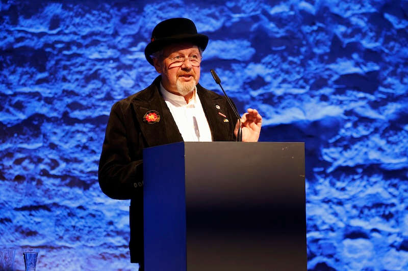 Kammerpräsident und Tischlermeister Dirk Fischer begrüßt die Gäste in der traditionellen Kluft seiner Handwerkerzunft. (Foto: melhubach photographie)