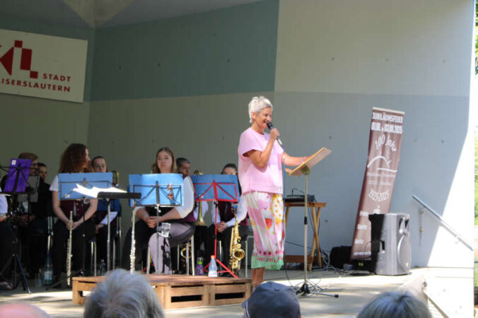 OB Kimmel begrüßte die Zuhörerinnen und Zuhörer und bedankte sich beim Musikverein Donnersberg (Foto: Stadt Kaiserslautern)