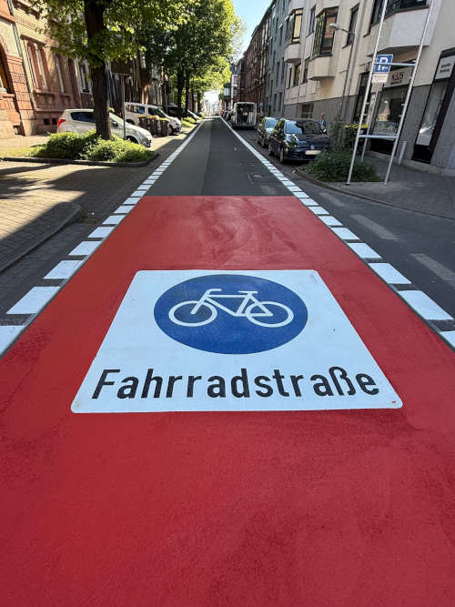 In den vergangenen Jahren wurde einiges für den Ausbau des Radverkehrs getan. Mit der Achse Parkstraße/Augustastraße kommt nun auch eine zweite Fahrradstraße im Stadtgebiet dazu. Vor kurzem abgeschlossen wurden die Markierungsarbeiten im Abschnitt der Parkstraße zwischen Schumannstraße und Richard-Wagner-Straße. (Foto: Stadt Kaiserslautern)
