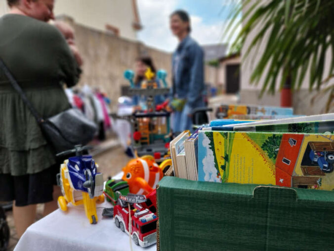 Kinderspielsachen beim Hofflohmarkt (Foto: Stadtverwaltung Schifferstadt)