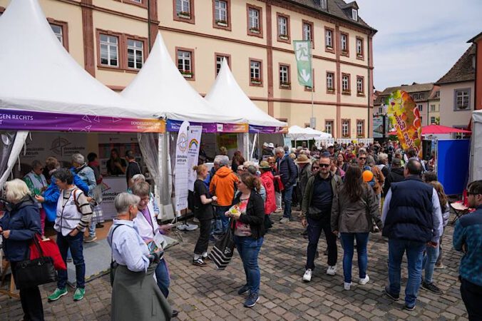 Auf dem Juliusplatz (Foto: Holger Knecht)