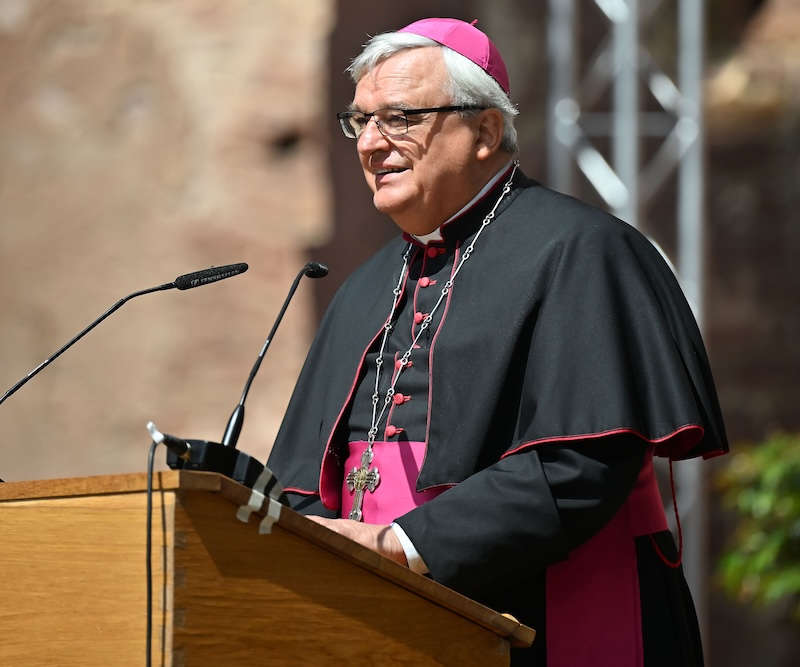 Bischof Dr. Karl-Heinz Wiesemann hob in seinem Grußwort die Verbindung zwischen dem Speyerer Dom und dem Kloster Limburg hervor. (Foto: Bistum Speyer, Kai Mehn)