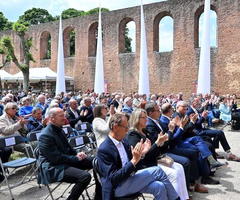 Zahlreiche Gäste waren angereist, um gemeinsam das 1000-jährige Jubiläum des Kloster Limburg zu feiern. (Foto: Bistum Speyer, Kai Mehn)