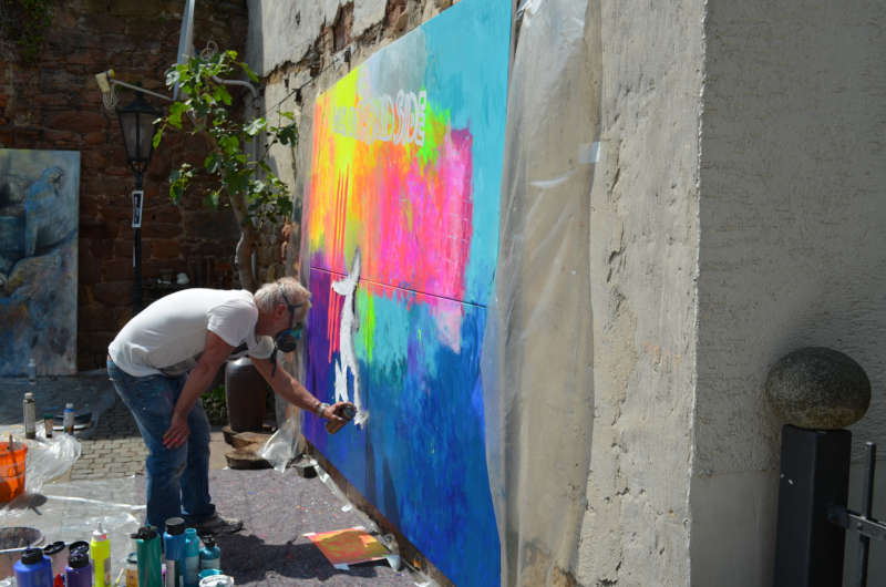 Künstler Manfred E. Plathe beim Action Painting in der Hintergasse (Foto: Anton Dück)