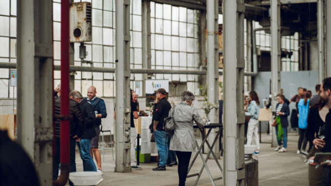 In der Gummi-Mayer-Halle können sich Interessierte am 17. Mai nach Herzenslust durch die PIWI-Weine probieren und mit den Winzerinnen und Winzern austauschen. (Foto: Christoph Bauer)