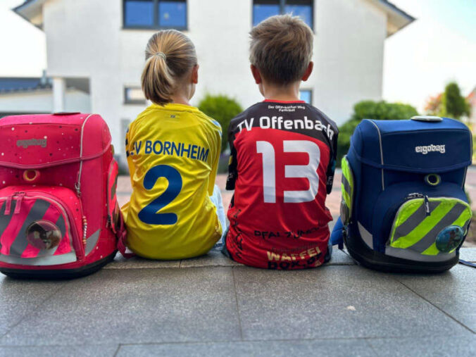 Mit dem Vereinstrikot in die Schule (Foto: Sportbund Pfalz-Archiv)