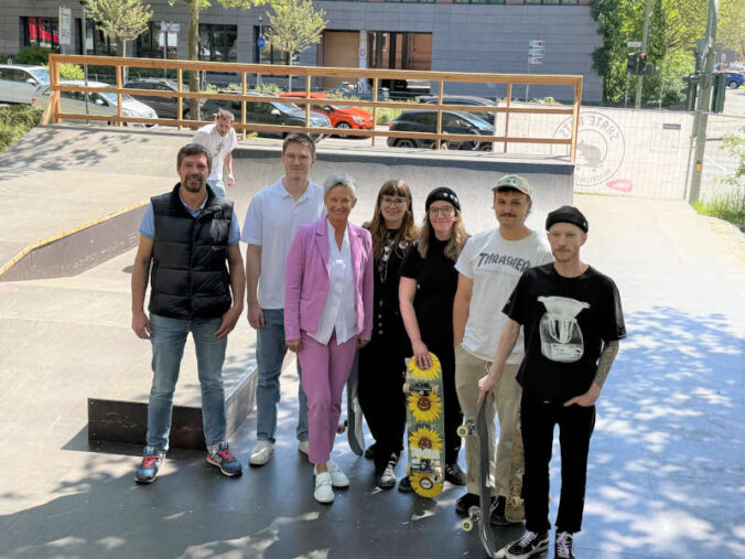 OB Beate Kimmel war am Dienstagnachmittag vor Ort, um sich gemeinsam mit den Skate Rats und dem Jugendparlament ein Bild zu machen. Links im Bild Constantin Weidlich vom Citymanagement. (Foto: Stadt Kaiserslautern)