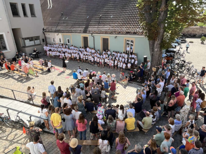 Chorgesang im Klosterhof (Foto: Dommusik Speyer)