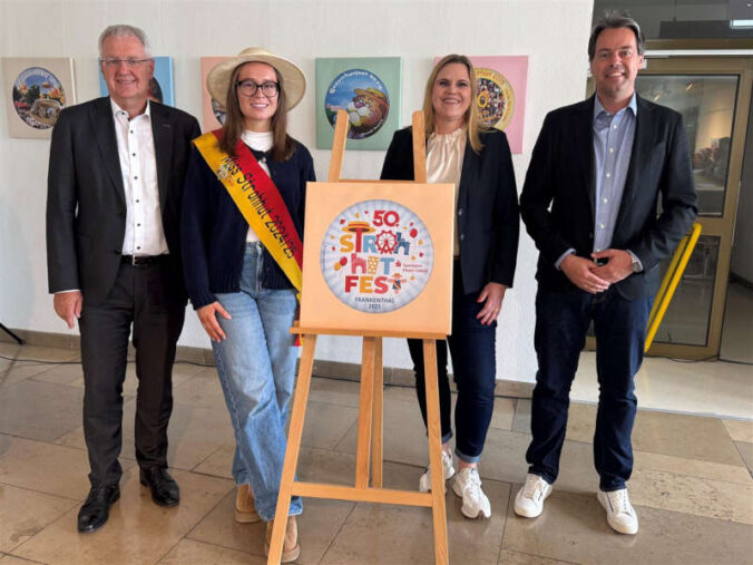 v.l.: Thomas Distler, Vorstandsmitglied der Sparkasse Rhein-Haardt, Miss Strohhut 2024/25 Isis Jendahl, Button-Designerin Heike Behrend und Oberbürgermeister Dr. Nicolas Meyer. (Foto: Pressestelle FT)