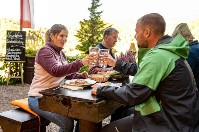 Wanderpause am Dernbacher Haus (Foto: achenbach Medien / Pfalz Touristik e.V. (CC BY 4.0 https://creativecommons.org/licenses/by/4.0/))